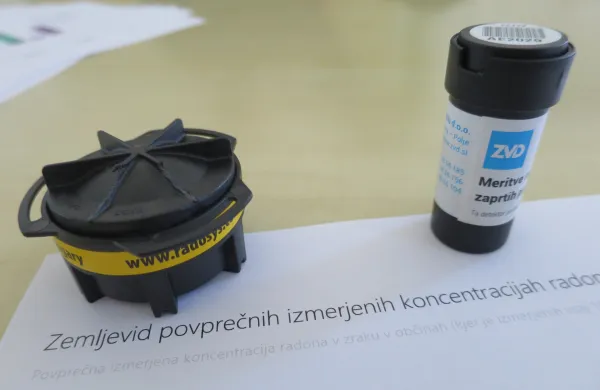 detektorja - meritve radona v zaprtih prostorih