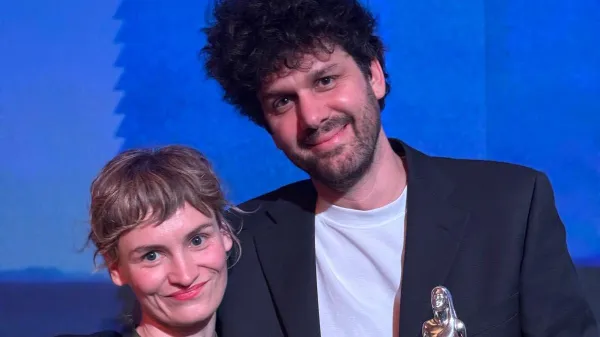 Marina Gumzi in Igor Bezinović po prejemu evropske filmske nagrade za najbolj&scaron;i dokumentarec