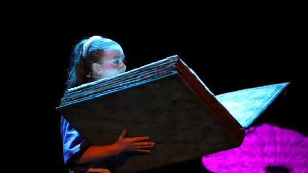 Magična knjiga vseh odgovorov ima ključno vlogo v nenavadni otro&scaron;ki operni detektivki (foto Jadran Rusjan)