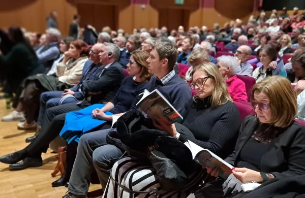 Dvorana Kulturnega doma Deskle je bila sinoči nabito polna.
