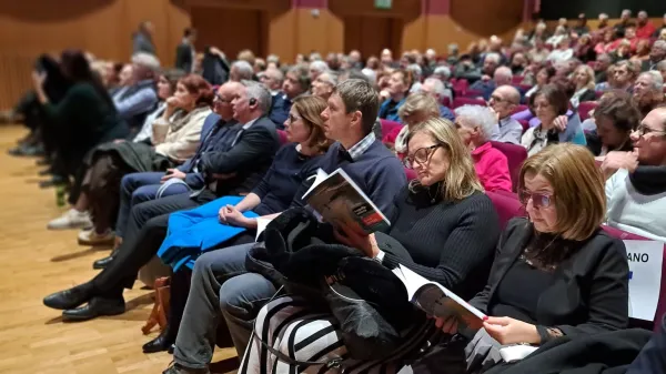 Dvorana Kulturnega doma Deskle je bila sinoči nabito polna.