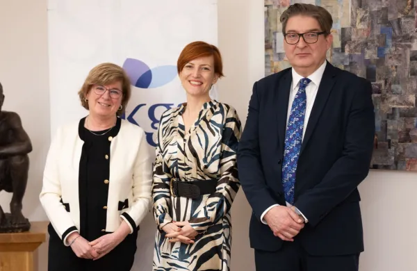 Ministrica za kulturo Asta Vrečko (v sredini) se je v Trstu srečala z novim vodstvom Slovenske kulturno-gospodarske zveze Nives Cossutta in Karlom Ražmom.