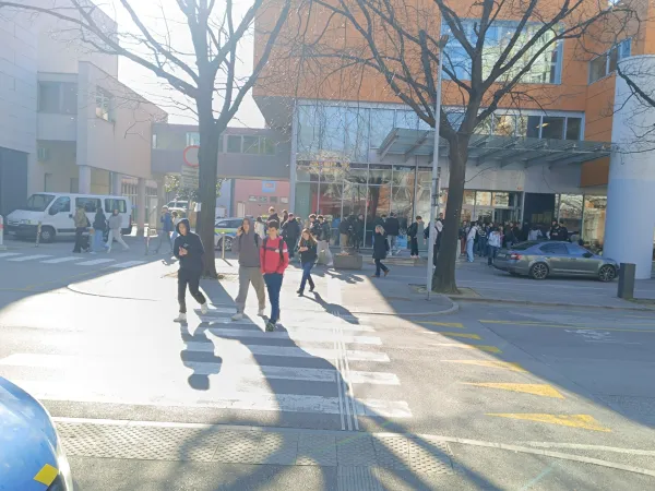 Evakucija dijakov Gimnazije Nova Gorica v bližnjo telovadnico.