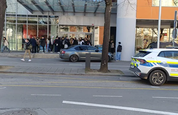 Evakucija dijakov Gimnazije Nova Gorica v bližnjo telovadnico.