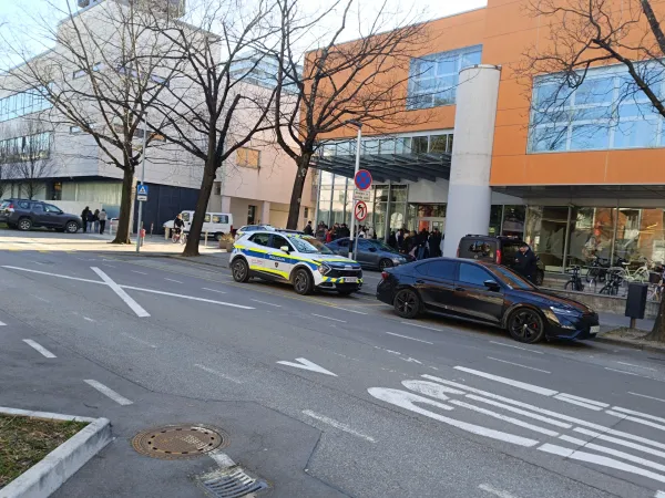 Evakucija dijakov Gimnazije Nova Gorica v bližnjo telovadnico.