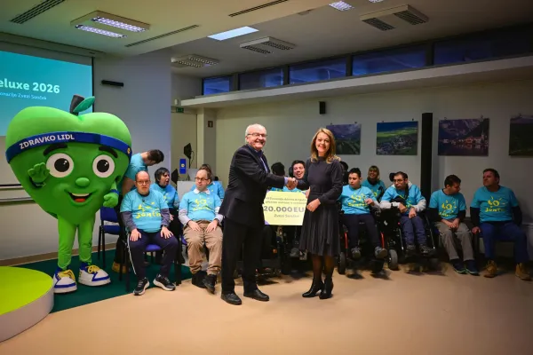 Danes je v Centru Sonček &Scaron;i&scaron;ka potekala slavnostna predaja Deluxe donacije, ki jo Lidl Slovenija že 13 let namenja otrokom in mladostnikom, ki potrebujejo dodatno pomoč in podporo pri zdravljenju ali razvoju.