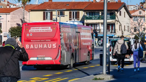 Koper, 20.1.2026Avtobusna postaja Tržnica Zeleni park Koper, Avtobus, podjetje Arriva, potniki