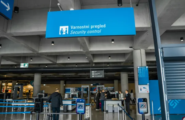 Postaja letali&scaron;ke policije (PLP) Brnik, ki deluje na Letali&scaron;ču Jožeta Pučnika Ljubljana, ima eno najodgovornej&scaron;ih nalog v policijskem sistemu. Pa vendarle je bil v tej enoti nekaj časa mo&scaron;ki, ki se je lažno izdajal za policista.