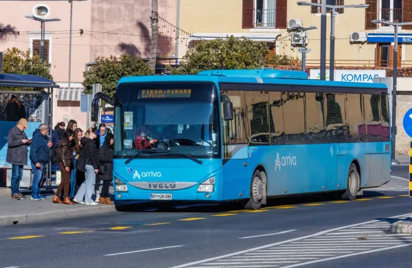 Koper, 20.1.2026Avtobusna postaja Tržnica Zeleni park Koper, Avtobus, podjetje Arriva, potniki