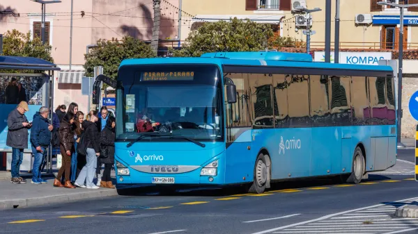 Koper, 20.1.2026Avtobusna postaja Tržnica Zeleni park Koper, Avtobus, podjetje Arriva, potniki