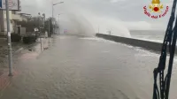 V sicilskem mestu Catania, kjer je morje, razburkano od silovitih vetrov, vdrlo v obalno območje mesta.