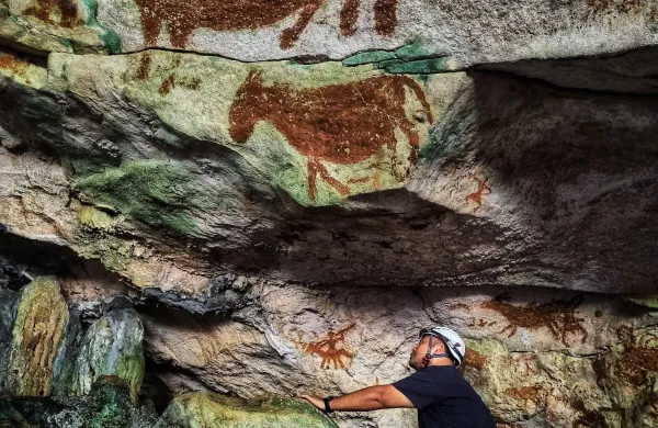This handout photograph released by Griffith University's Maixme Aubert on January 21, 2026, shows a view of prehistoric cave paintings in the Sulawesi island of Indonesia. In the caves of Sulawesi, Indonesia, researchers have discovered slender stenciled hands with deliberately elongated, claw-like fingernails&mdash;the oldest example of rock art in the world, dating back 67,800 years.,Image: 1068040197, License: Rights-managed, Restrictions: RESTRICTED TO EDITORIAL USE - MANDATORY CREDIT "AFP PHOTO/Griffith University/Maxime AUBERT" - HANDOUT - NO MARKETING NO ADVERTISING CAMPAIGNS - DISTRIBUTED AS A SERVICE TO CLIENTS, ***HANDOUT image or SOCIAL MEDIA IMAGE or FILMSTILL for EDITORIAL USE ONLY! * Please note: Fees charged by Profimedia are for the Profimedia's services only, and do not, nor are they intended to, convey to the user any ownership of Copyright or License in the material. Profimedia does not claim any ownership including but not limited to Copyright or License in the attached material. By publishing this material you (the user) expressly agree to indemnify and to hold Profimedia and its directors, shareholders and employees harmless from any loss, claims, damages, demands, expenses (including legal fees), or any causes of action or allegation against Profimedia arising out of or connected in any way with publication of the material. Profimedia does not claim any copyright or license in the attached materials. Any downloading fees charged by Profimedia are for Profimedia's services only. * Handling Fee Only ***, Model Release: no, Credit line: Maxime AUBERT/AFP/Profimedia