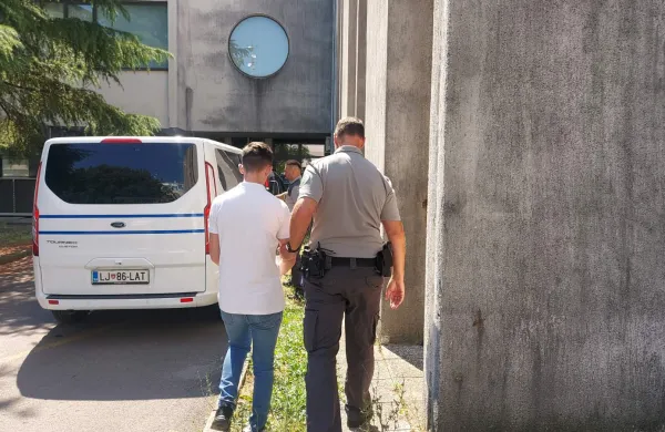 Mladenke je otipaval in jih prosil za seks