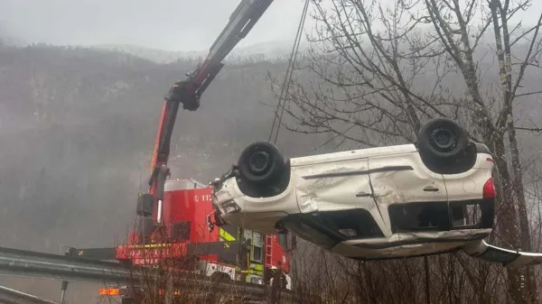 nesreča z avtom v jarek