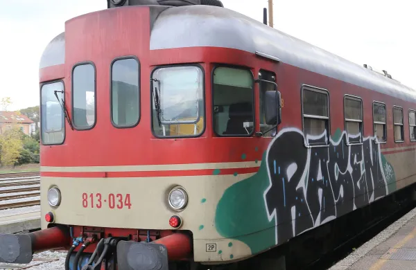 Vlak potniski smer Nova Gorica-Sezana solarji 