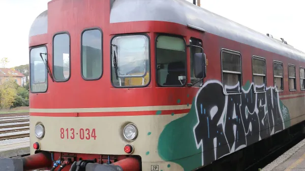 Vlak potniski smer Nova Gorica-Sezana solarji 