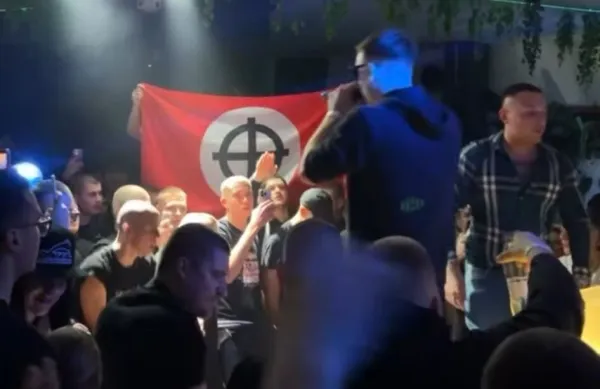 Med občinstvom je zaplapolala zastava s keltskim križem. 