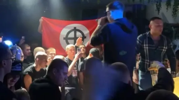 Med občinstvom je zaplapolala zastava s keltskim križem. 