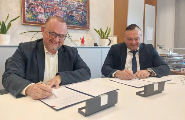 predsednik skup&scaron;čine Ipila Tomaž Umek in novi direktor Sanel Hadžiabdić podpisala pogodbo o zaposlitvi. 