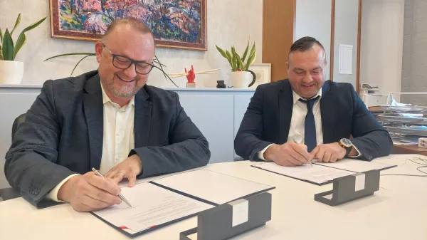 predsednik skup&scaron;čine Ipila Tomaž Umek in novi direktor Sanel Hadžiabdić podpisala pogodbo o zaposlitvi. 