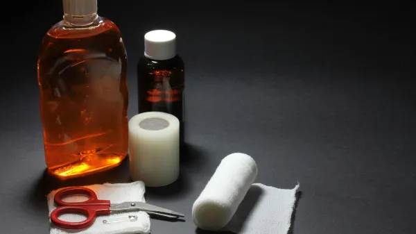 Domača lekarna naj bo varna, pregledna in pripravljena za čas bolezni