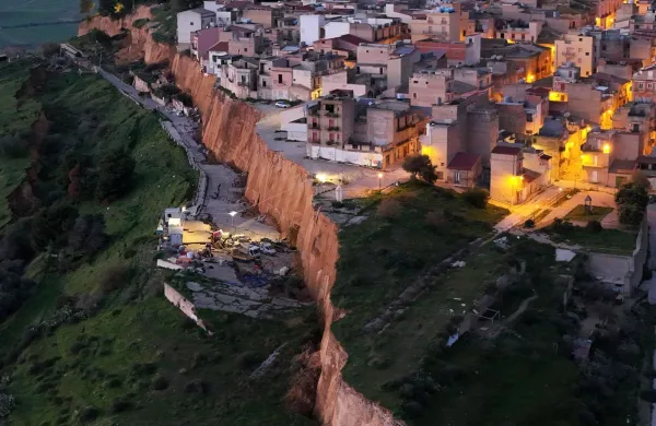 Potem ko se je med neurjem v nedeljo zru&scaron;il približno &scaron;tirikilometrski del pečine na robu mesta Niscemi, so oblasti na Siciliji morale evakuirati več kot 1000 ljudi.