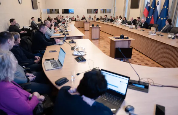 Ljubljana, vlada.Nadaljevanje pogajanj vlade in reprezentativnih sindikatov javnega sektorja o usklajevanju vrednosti placnih razredov v letu 2024.