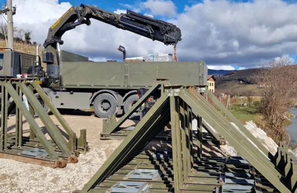 Pripadniki Slovenske vojske so pod vasjo&nbsp; Snežeče v Gori&scaron;kih brdih začeli postavljati pontonski most čez reko Reko. 