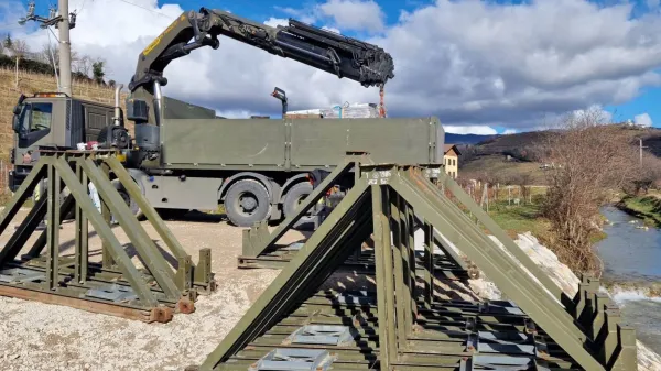 Pripadniki Slovenske vojske so pod vasjo&nbsp; Snežeče v Gori&scaron;kih brdih začeli postavljati pontonski most čez reko Reko. 