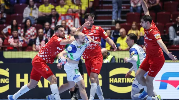 Rokometa&scaron;i Slovenije so v 3. krogu glavnega dela evropskega prvenstva v Malm&ouml;ju izgubili s Hrva&scaron;ko s 25:29 (11:14), tako da imajo krog pred koncem skupinskega dela le &scaron;e teoretične možnosti za uvrstitev v polfinale. 