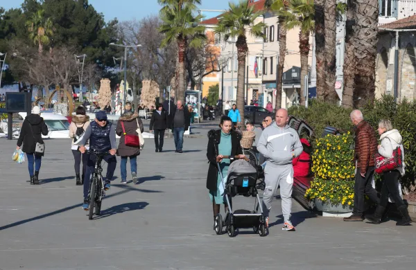 Koper, 10.01.2023Mesto Koper, Lepo zimsko soncno vreme, sonce, sprehajalci