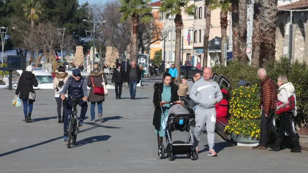 Koper, 10.01.2023Mesto Koper, Lepo zimsko soncno vreme, sonce, sprehajalci