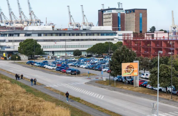 Gradnja novega zdravstvenega centra v Kopru bo &ldquo;odžrla&rdquo; sto parkirnih mest