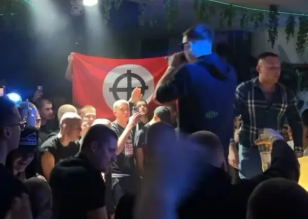 Med občinstvom je zaplapolala zastava s keltskim križem. 