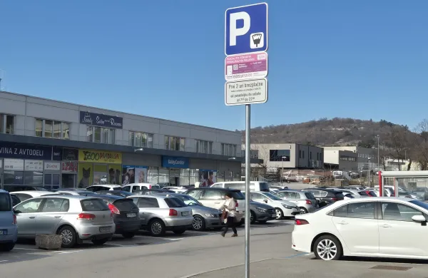 Sežana, center Spar, parkiri&scaron;če