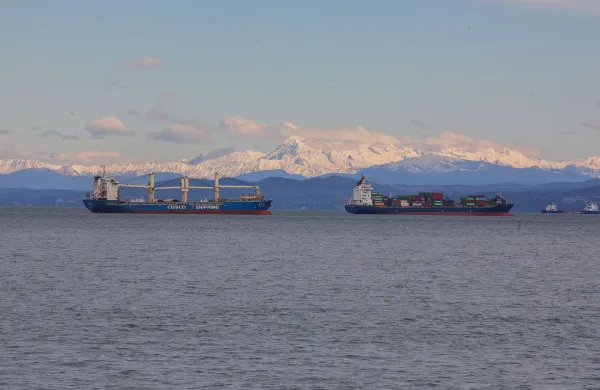 Koper, 16.04.2023Obalna promenada Koper - Izola, zasnežene gore, sneg, morje in tovorne ladje