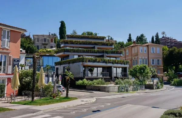 V prvi vrsti, tik ob znameniti portoro&scaron;ki plaži, bo predvidoma do prihodnjega leta zgrajen butični apartmajski objekt.