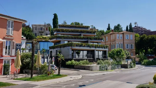 V prvi vrsti, tik ob znameniti portoro&scaron;ki plaži, bo predvidoma do prihodnjega leta zgrajen butični apartmajski objekt.