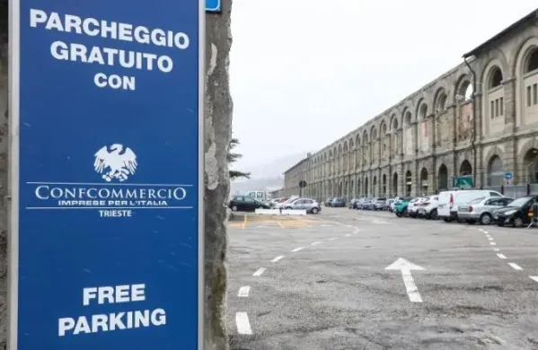 S parkiri&scaron;čem, ki se nahaja nedaleč stran od trža&scaron;ke železni&scaron;ke postaje in je v lasti družbe Coop Alleanza 3.0, je hotela zveza Confcommercio ponuditi odgovor pomanjkanju parkirnih mest v predprazničnem in prazničnem obdobju v Trstu.