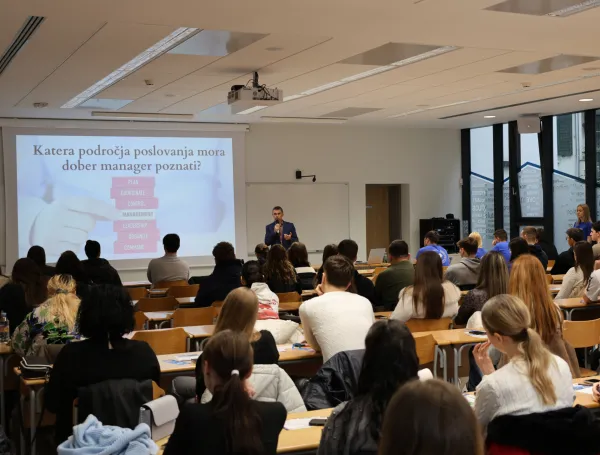 Dodiplomski &scaron;tudijski program management: Povezovanje teorije s prakso