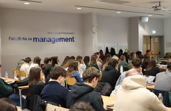 Dodiplomski &scaron;tudijski program management: Povezovanje teorije s prakso