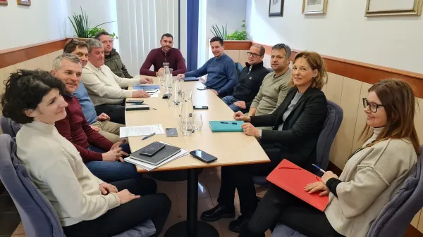 Vse bolj oblegano mostarsko jezero potrebuje pravila igre za plovbo