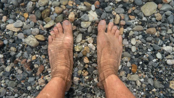 Da ohranimo zdrava stopala, je pomembno, da vsaj poleti čim več hodimo bosi po naravnih tleh. Hoja po kamenčkih stimulira živčne končiče v stopalih in masira celotno povr&scaron;ino podplata.