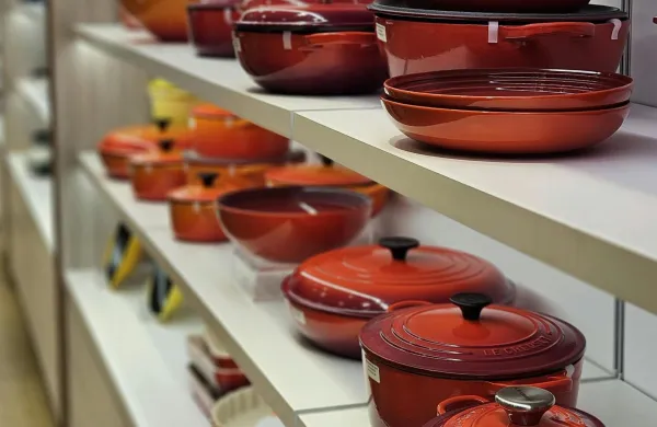 Emajlirana kuhinjska posoda je najbolj varna, saj ne vsebuje &scaron;kodljivih snovi in jo je preprosto vzdrževati.