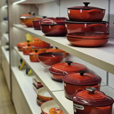 Emajlirana kuhinjska posoda je najbolj varna, saj ne vsebuje &scaron;kodljivih snovi in jo je preprosto vzdrževati.