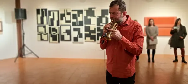 Odprtje je spremljal nastop glasbenika Sandra Carte, trobentača in raziskovalnega skladatelja.