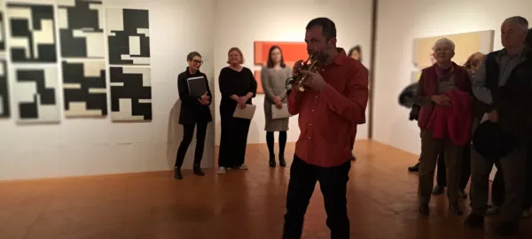 Odprtje je spremljal nastop glasbenika Sandra Carte, trobentača in raziskovalnega skladatelja.