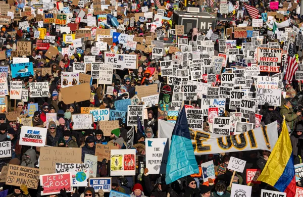 Protesti v Minneapolisu so se stopnjevali po tem, ko so zvezni agenti v ločenih incidentih ta mesec ustrelili dva protestnika, oba ameri&scaron;ka državljana.