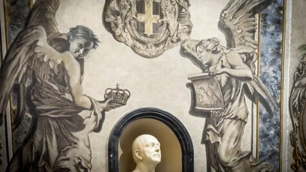 Obnovljena freska v Rimu vzbudila pozornost zaradi angela, podobnega Meloni.