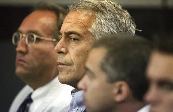 Jeffrey Epstein je bil ameri&scaron;ki finančnik in obsojeni spolni prestopnik, ki je postal svetovno znan zaradi obsežnega &scaron;kandala spolnih zlorab mladoletnic in mreže vplivnih stikov, ki so segali v politiko, gospodarstvo in monarhične kroge.